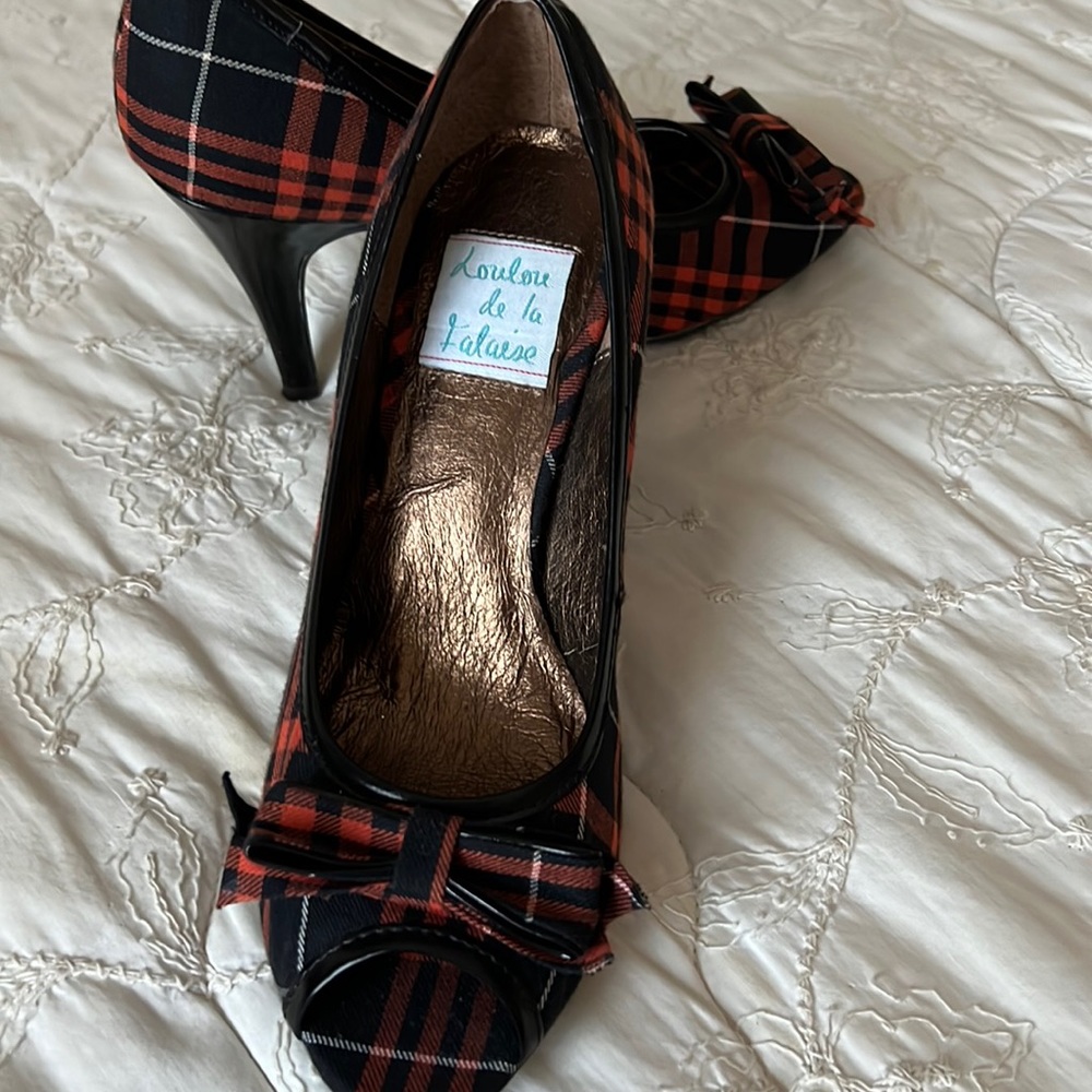 Stunning plaid heels with flirty bow !  Super chic !!